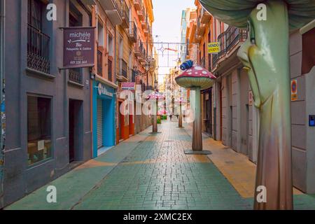 Alicante, Spanien - 4. dezember 2023: Blick auf die berühmte Pilzstraße mit süßen Pilzfiguren, Geschäften und Cafés Stockfoto