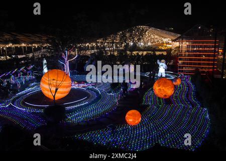 Bandung, West-Java, Indonesien. Juli 2024. Sehen Sie sich den Galaxienspielplatz am Paris Van Java Resort Lifestyle Place (PVJ), Bandung, West Java an. Der neue Spielplatz mit dem Thema Galactic Glow bietet ein Gefühl wie im Weltraum. (Kreditbild: © Dimas Rachmatsyah/Pacific Press via ZUMA Press Wire) NUR REDAKTIONELLE VERWENDUNG! Nicht für kommerzielle ZWECKE! Stockfoto