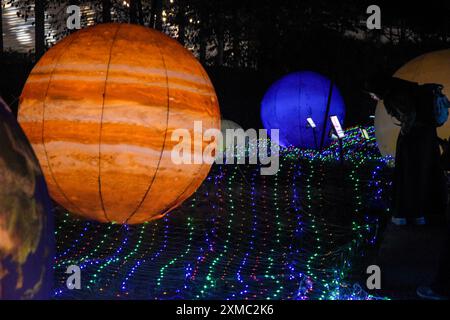 Bandung, West-Java, Indonesien. Juli 2024. Besucher besuchen den Galaxienspielplatz am Paris Van Java Resort Lifestyle Place (PVJ), Bandung, West Java. Der neue Spielplatz mit dem Thema Galactic Glow bietet ein Gefühl wie im Weltraum. (Kreditbild: © Dimas Rachmatsyah/Pacific Press via ZUMA Press Wire) NUR REDAKTIONELLE VERWENDUNG! Nicht für kommerzielle ZWECKE! Stockfoto