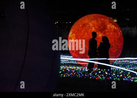 Bandung, West-Java, Indonesien. Juli 2024. Besucher besuchen den Galaxienspielplatz am Paris Van Java Resort Lifestyle Place (PVJ), Bandung, West Java. Der neue Spielplatz mit dem Thema Galactic Glow bietet ein Gefühl wie im Weltraum. (Kreditbild: © Dimas Rachmatsyah/Pacific Press via ZUMA Press Wire) NUR REDAKTIONELLE VERWENDUNG! Nicht für kommerzielle ZWECKE! Stockfoto