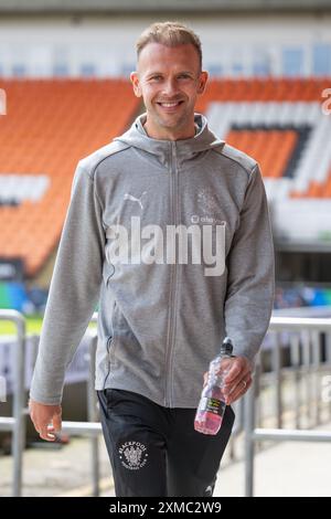 Jordan Rhodes of Blackpool kommt vor dem Freundschaftsspiel Blackpool gegen Sunderland in Bloomfield Road, Blackpool, Großbritannien, 27. Juli 2024 (Foto: Craig Thomas/News Images) Stockfoto