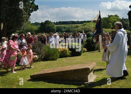 Nether Stowey Female Friendly Society; The Womens Walk on Club Day Walk to the Grave in der St. Marys Church ihres Gründers, des lokalen Geschäftsmannes Tom Poole. Es folgt ein Service, der von Rev Craig Marshall durchgeführt wird. Nether Stowey, Somerset, England, 21. Juni 2014. GROSSBRITANNIEN 2010ER JAHRE HOMER SYKES Stockfoto