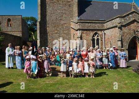 Nether Stowey Female Friendly Society. Der Womens Walk Club Day posiert für ein Foto nach dem Gottesdienst in der St. Marys Church, Nether Stowey England 21. Juni 2014. GROSSBRITANNIEN 2010ER JAHRE HOMER SYKES Stockfoto