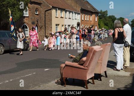 Nether Stowey Female Friendly Society; The Womens Walk on Club Day. Sie gehen zum Grab ihres Gründers, des Geschäftsmannes Tom Poole, in der St. Marys Church und dann zurück durch das Dorf. Ein paar Einheimische versammeln sich, um die Parade zu beobachten. Nether Stowey, Somerset, England, 21. Juni 2014. GROSSBRITANNIEN 2010ER JAHRE HOMER SYKES Stockfoto