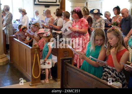 Teenager-Mädchen in der Kirche, man kann ihren Platz nicht auf der Bestellung des Dienstbogens finden. Nether Stowey Female Friendly Society; The Womens Walk on Club Day. Lokale Frauen und Blumenmädchen bei einem Gottesdienst, Nether Stowey, Somerset, England, 21. Juni 2014. GROSSBRITANNIEN 2010ER JAHRE HOMER SYKES Stockfoto