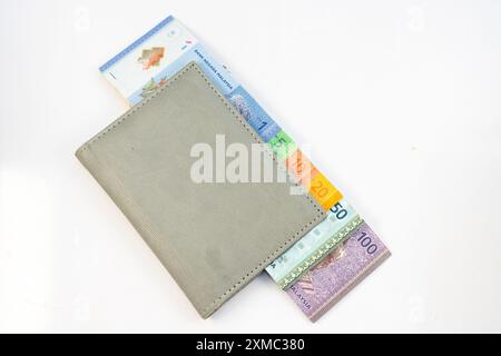 MALAYSIA RINGGIT (MYR) RM100, RM50, RM20, RM10, RM5, RM1 in einer Brieftasche isoliert auf weißem Hintergrund Stockfoto