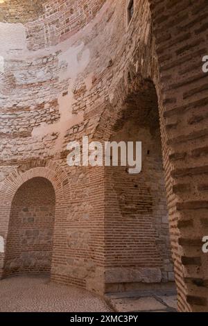 Innenraum / im Vestibulum des Diokletianpalastes, römisches Gebäude in der Altstadt / im historischen Zentrum von Split, Kroatien. (138) Stockfoto