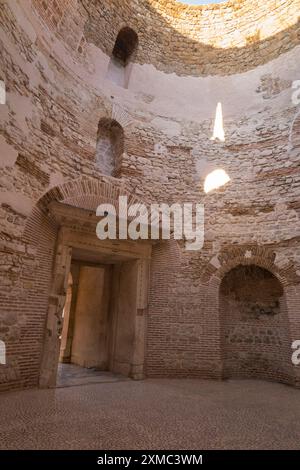 Innenraum / im Vestibulum des Diokletianpalastes, römisches Gebäude in der Altstadt / im historischen Zentrum von Split, Kroatien. (138) Stockfoto