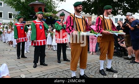 Pichelsteiner Festival in Regen, Niederbayern, Deutschland, 26. Juli 2024, die Prozession ist fertig, der Topf stellt den Pichelsteiner Eintopf dar Stockfoto