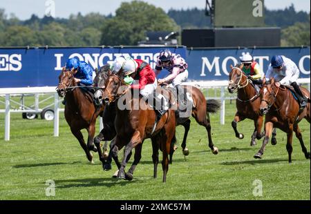 Ascot, Vereinigtes Königreich. Samstag, 27. Juli 2024. Unsere Bedingungen und Ryan Moore gewinnen den britischen EBF Crocker Bulteel „Constriced“ Maiden Stakes für Trainer Richard Hannon und Eigentümer R.Barnett. Credit JTW equine Images / Alamy Live News Stockfoto