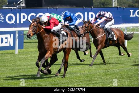 Ascot, Vereinigtes Königreich. Samstag, 27. Juli 2024. Unsere Bedingungen und Ryan Moore gewinnen den britischen EBF Crocker Bulteel „Constriced“ Maiden Stakes für Trainer Richard Hannon und Eigentümer R.Barnett. Credit JTW equine Images / Alamy Live News Stockfoto