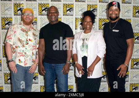 Marvin Jones, Rob Edwards, Felicia Singleton und Ray-Anthony Height beim Photocall zur Graphic Novel Defiant: The Robert Smalls Story auf der San Diego Comic-Con International 2024 im Hilton Bayfront Hotel. San Diego, 26.07.2024 *** Marvin Jones, Rob Edwards, Felicia Singleton und Ray Anthony Height beim Fotobesuch für den Graphic Roman Defiant the Robert Smalls Story auf der San Diego Comic Con International 2024 im Hilton Bayfront Hotel San Diego, 26 07 2024 Foto:XC.xVanxWagonerx/xFuturexImagex Smalls 4711 Stockfoto