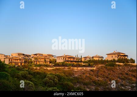 Paphos, Zypern - 26. Juli 2023: Das luxuriöse Aphrodite Hills Hotel and Resort Gebäude mit wunderschönen Gärten, einem großen Pool und einem eleganten Haus, Paphos Stockfoto