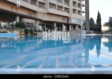 Paphos, Zypern - 07. Dezember 2013: Der Pool im Thalassa Hotel Gebäude Paphos auf Zypern Stockfoto