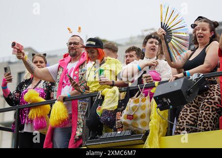 Berlin, Deutschland. Juli 2024. Es herrscht eine tolle Atmosphäre auf einem der Wagen bei der 46. Berlin Pride Parade zum Christopher Street Day (CSD). Quelle: Jörg Carstensen/dpa/Alamy Live News Stockfoto