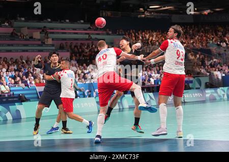 Paris South Arena, Paris, Frankreich. Juli 2024. Kosuke Yasuhira (Japan) schießt während eines olympischen Handballs in der Gruppe A in Kroatien und Japan in der Paris South Arena in Paris, Frankreich. Ulrik Pedersen/CSM/Alamy Live News Stockfoto