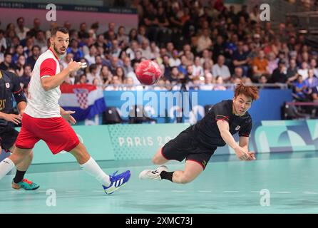 Paris South Arena, Paris, Frankreich. Juli 2024. Kosuke Yasuhira (Japan) schießt während eines olympischen Handballs in der Gruppe A in Kroatien und Japan in der Paris South Arena in Paris, Frankreich. Ulrik Pedersen/CSM/Alamy Live News Stockfoto