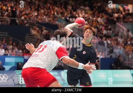 Paris South Arena, Paris, Frankreich. Juli 2024. Kosuke Yasuhira (Japan) schießt während eines olympischen Handballs in der Gruppe A in Kroatien und Japan in der Paris South Arena in Paris, Frankreich. Ulrik Pedersen/CSM (Bild: © Ulrik Pedersen/Cal Sport Media). Quelle: csm/Alamy Live News Stockfoto