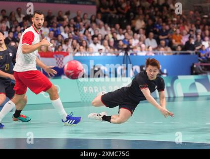 Paris South Arena, Paris, Frankreich. Juli 2024. Kosuke Yasuhira (Japan) schießt während eines olympischen Handballs in der Gruppe A in Kroatien und Japan in der Paris South Arena in Paris, Frankreich. Ulrik Pedersen/CSM (Bild: © Ulrik Pedersen/Cal Sport Media). Quelle: csm/Alamy Live News Stockfoto