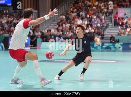 Paris South Arena, Paris, Frankreich. Juli 2024. Kosuke Yasuhira (Japan) schießt während eines olympischen Handballs in der Gruppe A in Kroatien und Japan in der Paris South Arena in Paris, Frankreich. Ulrik Pedersen/CSM/Alamy Live News Stockfoto