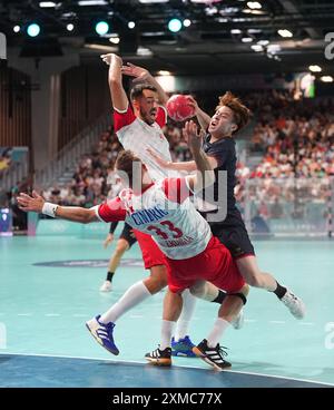 Paris South Arena, Paris, Frankreich. Juli 2024. Kosuke Yasuhira (Japan) schießt während eines olympischen Handballs in der Gruppe A in Kroatien und Japan in der Paris South Arena in Paris, Frankreich. Ulrik Pedersen/CSM/Alamy Live News Stockfoto