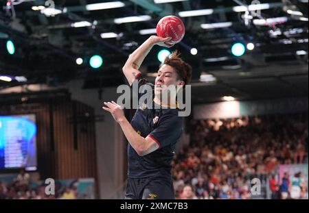 Paris South Arena, Paris, Frankreich. Juli 2024. Kosuke Yasuhira (Japan) schießt während eines olympischen Handballs in der Gruppe A in Kroatien und Japan in der Paris South Arena in Paris, Frankreich. Ulrik Pedersen/CSM/Alamy Live News Stockfoto
