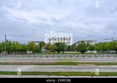 Berlin, Deutschland, 26. Juli 2024. Das Gebäude des Bundeskanzleramtes mit grünen Bäumen daneben. Stockfoto