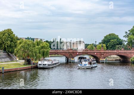 Berlin, Deutschland, 26. Juli 2024. Die Moltkebrucke-Backsteinbrücke über die Spree. Stockfoto