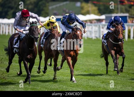 Ascot, Vereinigtes Königreich. Samstag, 27. Juli 2024. Simmering und Ryan Moore gewinnen den Sodexo Live! Prinzessin Margaret Stakes für Trainer Ollie Sangster und Besitzer Al Shaqab Racing. Credit JTW equine Images / Alamy Live News Stockfoto