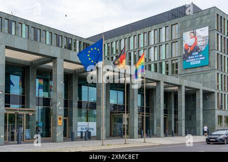 Berlin Deutschland 26. Juli 2024. Das Gebäude des Bundeswirtschaftsministeriums, vor dem Fahnen schwenken. Stockfoto