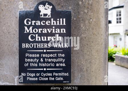 Gracehill, Nordirland - 26. Juli 2024: Historische Siedlung der Mährischen Kirche wird zum UNESCO-Weltkulturerbe erklärt. Unterschreiben Sie für Brother's Walk. Stockfoto