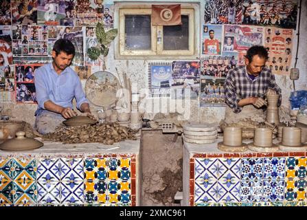 Keramik, Nabeul, Tunesien.  Zwei Töpfer bei der Arbeit. Stockfoto