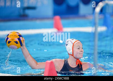 Paris, Frankreich. Juli 2024. PARIS, FRANKREICH - 27. JULI: Nina ten Broek aus den Niederlanden macht sich bereit, während des Spiels der Olympischen Spiele 2024 zwischen den Niederlanden und Ungarn am 1. Tag im Aquatics Centre am 27. Juli 2024 in Paris zu werfen. (Foto: Rene Nijhuis/BSR Agency) Credit: BSR Agency/Alamy Live News Stockfoto