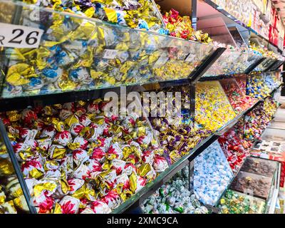 Viele bunte Süßigkeiten in einem Süßigkeitenladen im Einkaufszentrum plaza Mall. Nüsse, getrocknete Früchte und vieles mehr Stockfoto