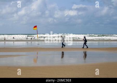 Polzeath Beach, Cornwall, England. Die Flut ist vorbei und der Wind weht Stockfoto