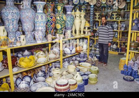 Keramik, Nabeul, Tunesien.  Töpferei.  Geschirr, Gläser Garten für den Inlandsmarkt. Stockfoto