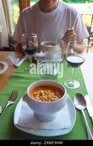 Gazpacho in einem Restaurant servieren. Spanien. Stockfoto