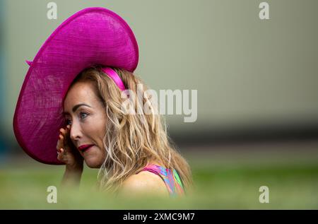 Ein Zuschauer während des QIPCO King George Day auf der Ascot Racecourse, Berkshire. Bilddatum: Samstag, 27. Juli 2024. Stockfoto