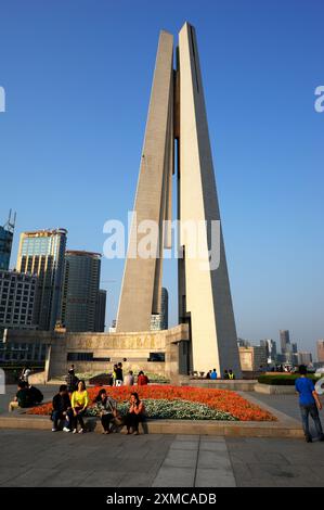 Shanghai, China - 28. April 2013: Die Familie saß am Blumenbeet der Band in Shanghai Stockfoto