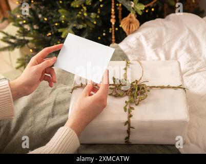 Geschenkgutschein, Grußkarte Mock Up und Weihnachtsgeschenk für den Winterurlaub zu Hause. Stockfoto