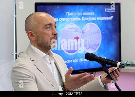 KIEW, UKRAINE - 26. JULI 2024 - Gouverneur der Ukraine Andrii Pyshnyi spricht bei der Präsentation der Gedenkmünze "Land Stockfoto