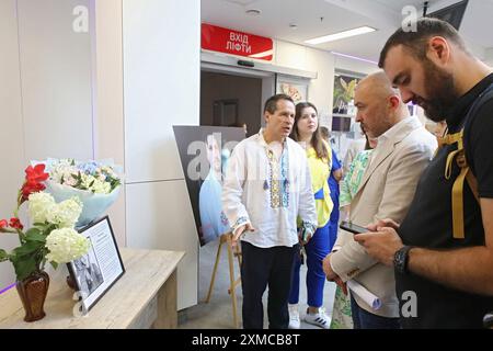 KIEW, UKRAINE - 26. JULI 2024 - Generaldirektor des Okhmatdyt Nationalen Kinderkrankenhauses Wolodymyr Zhovnir und Gouverneur der Nationalbank Stockfoto