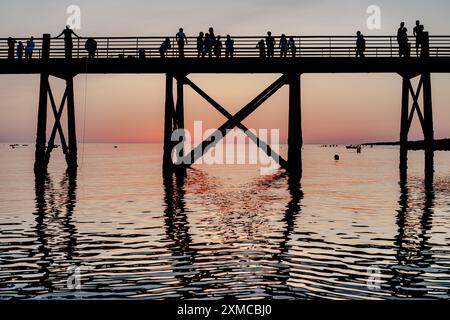 In saint jean de monts , Vendée, Frankreich, genießen Wanderer den Sonnenuntergang auf dem Steg, der " l'Estracade de saint jean de Monts " genannt wird. Stockfoto