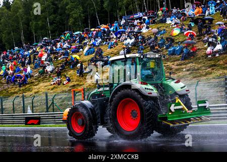 Stavelot, Belgique. Juli 2024. Traktor, Illustration, Regen, Pluie, während des Formel-1-Rolex-Grand Prix 2024 in Belgien, 14. Runde der Formel-1-Weltmeisterschaft 2024 vom 26. Bis 28. Juli 2024 auf dem Circuit de Spa-Francorchamps, in Stavelot, Belgien - Foto DPPI Credit: DPPI Media/Alamy Live News Stockfoto