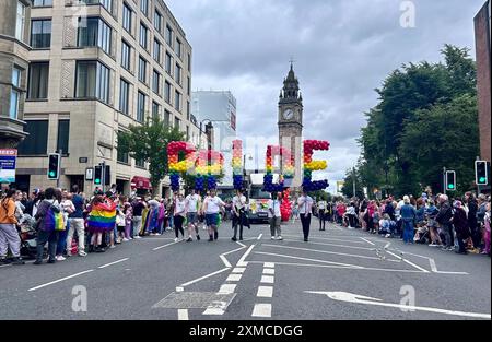 Menschen nehmen an der Belfast Pride Parade Teil, die unter dem Motto „Love Your Mind“ steht. Bilddatum: Samstag, 27. Juli 2024. Stockfoto