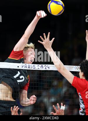 Paris, Frankreich. Juli 2024. Anton Brehme aus Deutschland treibt den Ball beim Volleyballspiel der Männer zwischen Deutschland und Japan am 27. Juli 2024 in Paris. Quelle: Li Gang/Xinhua/Alamy Live News Stockfoto