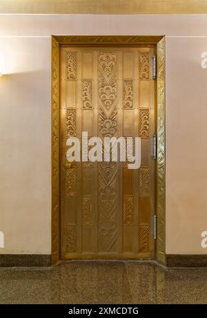 Upper East Side: Blick auf die Lobby, 3 East 84th Street, Wahrzeichen Art déco-Apartments, entworfen von Raymond Hood und John Howells, erbaut 1928. Stockfoto