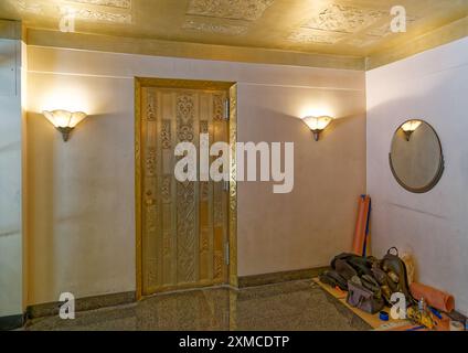 Upper East Side: Blick auf die Lobby, 3 East 84th Street, Wahrzeichen Art déco-Apartments, entworfen von Raymond Hood und John Howells, erbaut 1928. Stockfoto