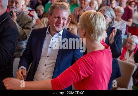 Schwerin, Deutschland. Juli 2024. Manuela Schwesig (SPD), Ministerpräsidentin von Mecklenburg-Vorpommern, umarmt Rico Badenschier (SPD), Oberbürgermeister von Schwerin, nach der Ankündigung der Aufnahme des Schweriner Residenzensembles in die UNESCO-Liste des Weltkulturerbes. In Neu-Delhi wurde entschieden, das Schweriner Residence Ensemble in die begehrte UNESCO-Liste des Weltkulturerbes aufzunehmen. Schwerin hofft, dass seine Aufnahme in die Liste des UNESCO-Weltkulturerbes seine touristische Attraktivität steigern und mehr internationale Aufmerksamkeit erregen wird. Quelle: Jens Büttner/dpa/Alamy Live News Stockfoto