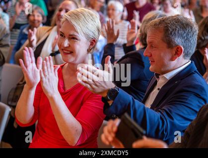 Schwerin, Deutschland. Juli 2024. Manuela Schwesig (SPD), Ministerpräsidentin Mecklenburg-Vorpommerns, und Rico Badenschier (SPD), Oberbürgermeister von Schwerin, feiern die Aufnahme des Schweriner Residenzensembles in die UNESCO-Welterbeliste. In Neu-Delhi wurde entschieden, das Schweriner Residence Ensemble in die begehrte UNESCO-Liste des Weltkulturerbes aufzunehmen. Schwerin hofft, dass seine Aufnahme in die Liste des UNESCO-Weltkulturerbes seine touristische Attraktivität steigern und mehr internationale Aufmerksamkeit erregen wird. Quelle: Jens Büttner/dpa/Alamy Live News Stockfoto